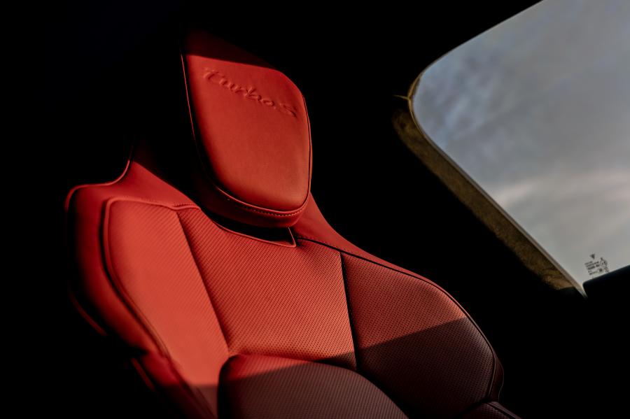 Детали интерьера Porsche Taycan Turbo S 2019 года  (NA) (фото 3 из 40)